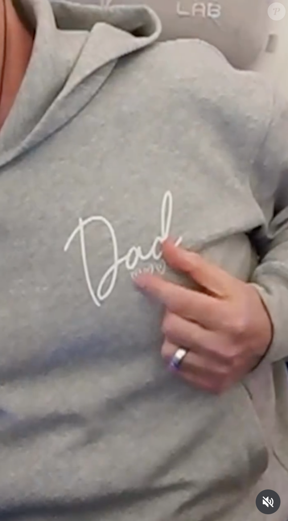 Le journaliste affirme que ce troisième enfant apporte déjà beaucoup d’amour à la famille.

Capture Instagram - Samuel Etienne