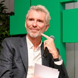 Il anime l'émission d'aventure depuis 2002

Denis Brogniart lors d'une soirée réunissant le "Team BNP Paribas Jeunes Talents", les jeunes espoirs du tennis français, le 25 octobre 2025 à Paris, France. Photo par Victor Joly/ABACAPRESS.COM