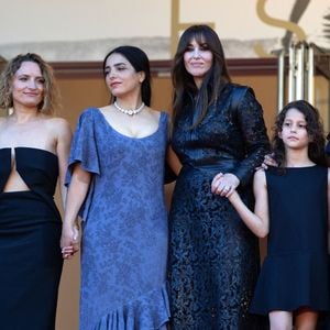 L'actrice a fiat une apparition remarquée.
Léa Mysius, Hafsia Herzi, Monica Bellucci, Tawba El Gharchi - Montée des marches du film " Histoires de la nuit " lors du 79ème Festival International du Film de Cannes, le 21 mai 2026. © Olivier Borde / Bestimage