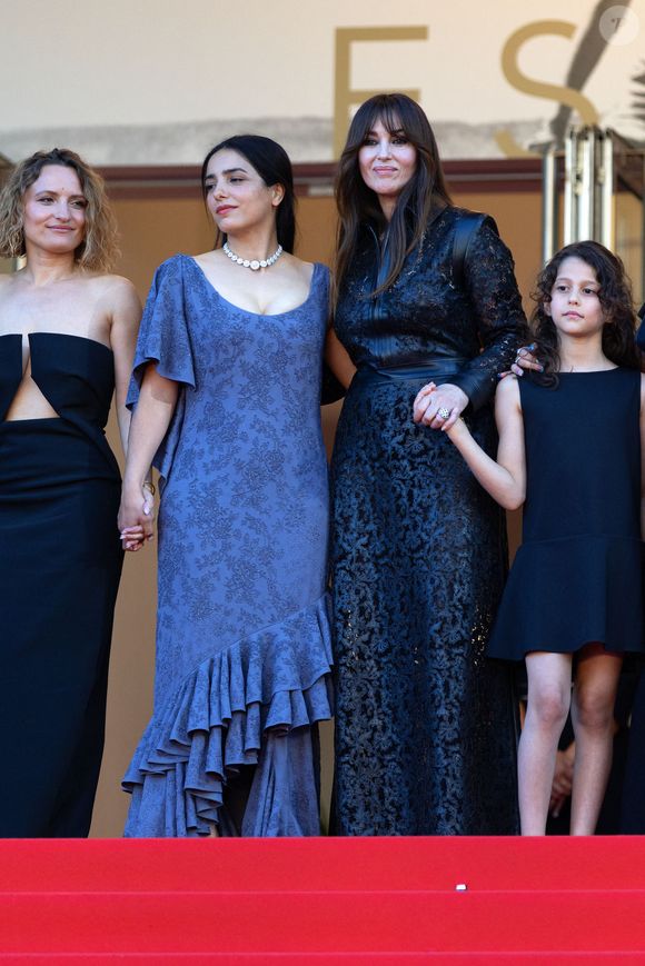 L'actrice a fiat une apparition remarquée. 
Léa Mysius, Hafsia Herzi, Monica Bellucci, Tawba El Gharchi - Montée des marches du film " Histoires de la nuit " lors du 79ème Festival International du Film de Cannes, le 21 mai 2026. © Olivier Borde / Bestimage