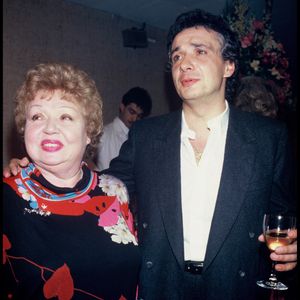 Si Michel Sardou s'est imposé comme l'un des chanteurs les plus populaires en France, ses parents, Jackie et Fernand, étaient eux aussi des stars, à l'époque.

Archives - Michel Sardou dans les loges avec sa mère Jackie, lors de son concert au Palais des congrès à Paris, en 1988. RINDOFF-PATERSON / BESTIMAGE