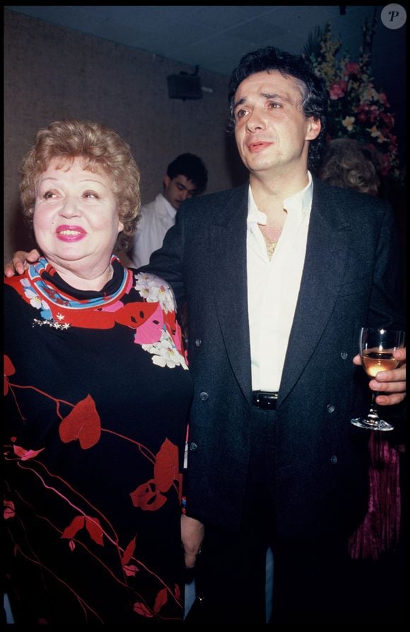 Si Michel Sardou s'est imposé comme l'un des chanteurs les plus populaires en France, ses parents, Jackie et Fernand, étaient eux aussi des stars, à l'époque.

Archives - Michel Sardou dans les loges avec sa mère Jackie, lors de son concert au Palais des congrès à Paris, en 1988. RINDOFF-PATERSON / BESTIMAGE