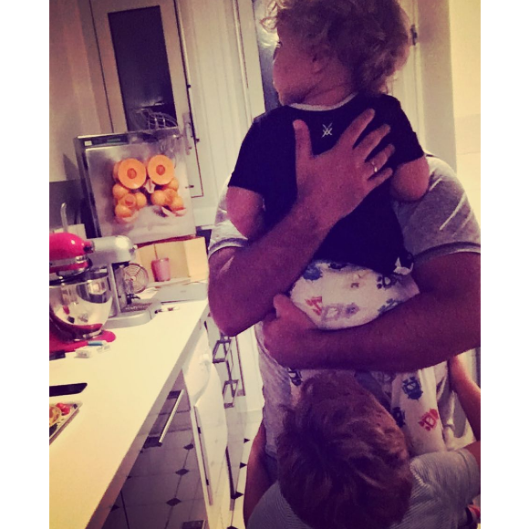 L'époux de Vitaa, Hicham, avec leurs deux fils, Liham (né en 2011) et Adam (né en 2014), sur une photo publiée sur Instagram le 6 novembre 2016