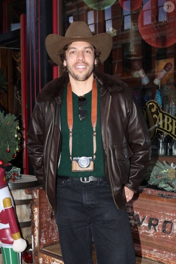 Joseph Baena a été aperçu à Kemo Sabe à Aspen, arborant un style western robuste avec une veste en cuir, un pull vert, un jean noir, des bottes de cow-boy et un chapeau de cow-boy.
Backgrid USA / Bestimage