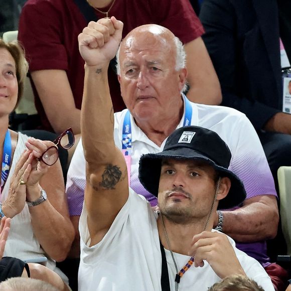 "Les gens me parlent des JO, qui étaient une parenthèse enchantée, dorée, joyeuse... Mais ça a eu une fin, et la fin a engendré une dépression donc quand on m'en reparle, ça me rappelle surtout que ça m'a mis mal après, donc je m'isole", a confié la star.

Laure Manaudou, Florent Manaudou et sa compagne Lola Dumenil  - Les célébrités en tribunes pendant l'épreuve de basketball de Demi-Finale opposant la France à l'Allemagne lors des Jeux Olympiques de Paris 2024 (JO) à l'Arena Bercy, à Paris, France, le 8 août 2024. © Jacovides-Perusseau/Bestimage