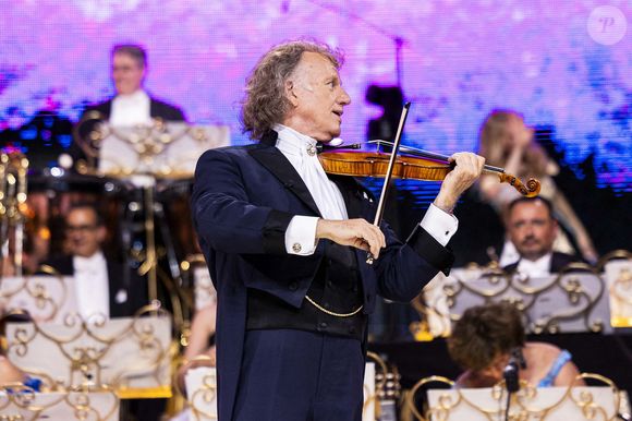 Il explique

André Rieu et l'orchestre Johann Strauss en concert à Erfurt, le 5 juin 2024.