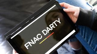 Après avoir mis la main sur une partie de la presse française, ce milliardaire veut prendre les rênes de Fnac Darty