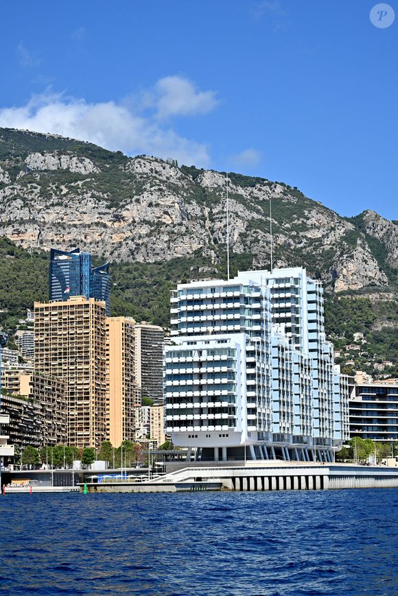 L'homme le plus riche d'Ukraine, vient de faire une acquisition exceptionnelle à Monaco

Rinat Akhmetov, l'homme le plus riche d'Ukraine, a acheté le bien immobilier individuel le plus cher de l'histoire en s'offrant un appartement pour 471 millions d'euros à Monaco, un appartement grand luxe en plein cœur du quartier de Mareterra.) - Vue de la Principauté de Monaco depuis la mer, le 12 septembre 2025. Ici, la Tour Odéon, en bleue, et le nouveau quartier Mareterra. © Bruno Bebert/Bestimage
