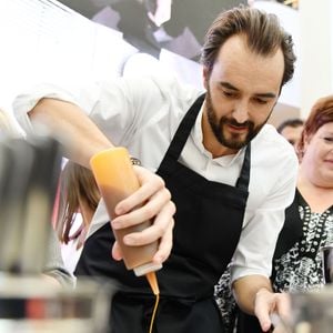 Cyril Lignac est l'invité "Star" de ShowColat le 2 novembre 2018. © Bruno Bebert/Bestimage