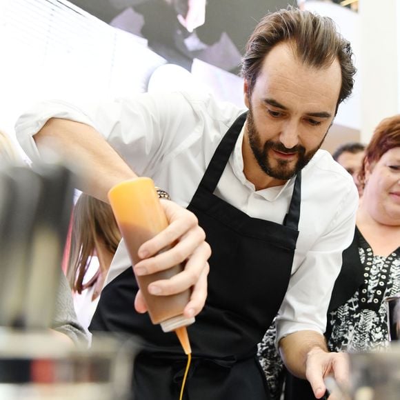 Cyril Lignac est l'invité "Star" de ShowColat le 2 novembre 2018. © Bruno Bebert/Bestimage