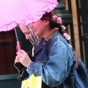 Suri Cruise, fille de Katie Holmes et Tom Cruise, sort tout sourire avec une amie alors qu'elle fête ses 18 ans aujourd'hui à New York City, NY, USA le 18 avril 2024. Photo par Elder Ordonez/Splash News/ABACAPRESS.COM. Suri a gardé ses distances avec son père Tom Cruise depuis une dizaine d'années.