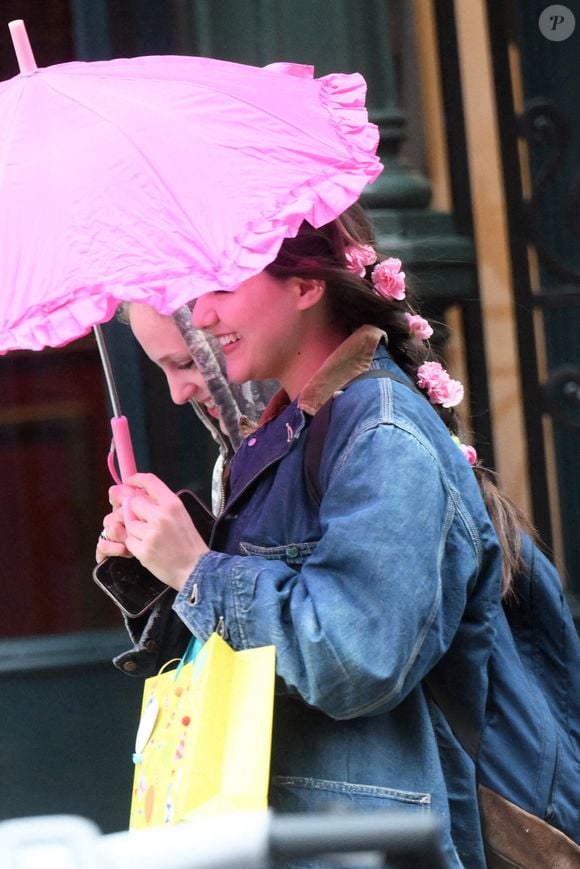 Suri Cruise, fille de Katie Holmes et Tom Cruise, sort tout sourire avec une amie alors qu'elle fête ses 18 ans aujourd'hui à New York City, NY, USA le 18 avril 2024. Photo par Elder Ordonez/Splash News/ABACAPRESS.COM. Suri a gardé ses distances avec son père Tom Cruise depuis une dizaine d'années.