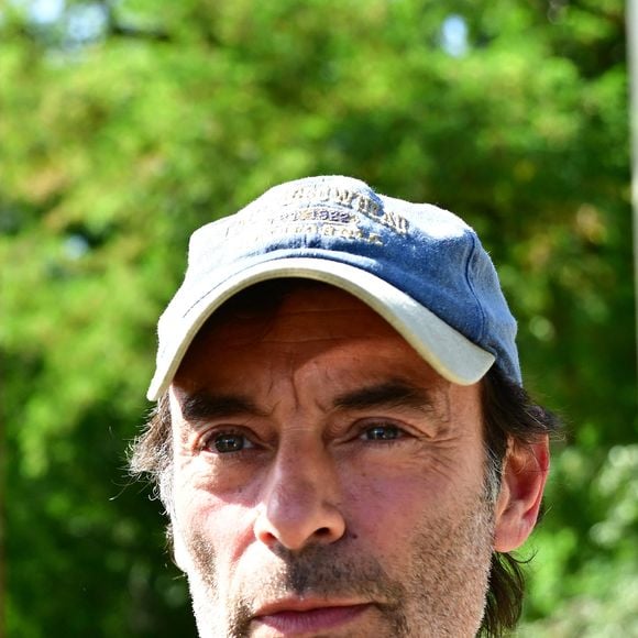 En légende, Anthony a écrit : « Merci à vous, 8 novembre », accompagné du chiffre « 90 », symbole de l’âge qu’aurait eu Alain.

Exclusif - Un an jour pour jour après le décès d'Alain Delon, son fils Anthony (avec Loubo, le berger belge de son père) lui a rendu hommage au domaine familial de Douchy dans le Loiret, France, le 18 août 2025. 

© Christian Liewig/Bestimage