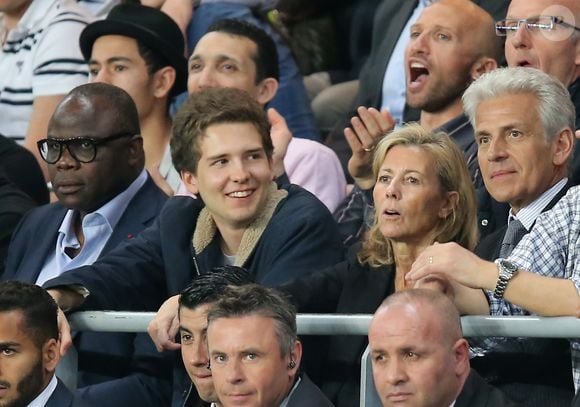 Exclusif - Claire Chazal avec son fils François Poivre d'Arvor et un ami le banquier Christophe de Backer assistent au quart finale de la Ligue des Champions de football au Parc des Princes entre le PSG et le FC Barcelone à Paris le 15 avril 2015. © Jacovides - Moreau Bestimage