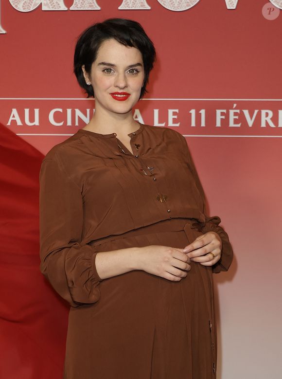 Enceinte de son premier enfant, elle a posé fièrement dans une robe longue mettant son ventre en valeur.

Noémie Merlant enceinte - Avant-première du film "Hurlevent" au Grand Rex à Paris le 2 février 2026. © Coadic Guirec/Bestimage
