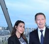L’événement s’est tenu dans le 16e arrondissement, dans un cadre offrant une vue privilégiée sur la tour Eiffel.

Reem Kherici, Luc Delafosse (nouveau directeur général de l'hôtel Peninsula) - Réouverture du rooftop « L'heure dorée » de l'hôtel Peninsula à Paris le 10 juin 2026. © Rachid Bellak/Bestimage