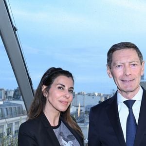 L’événement s’est tenu dans le 16e arrondissement, dans un cadre offrant une vue privilégiée sur la tour Eiffel.
Reem Kherici, Luc Delafosse (nouveau directeur général de l'hôtel Peninsula) - Réouverture du rooftop « L'heure dorée » de l'hôtel Peninsula à Paris le 10 juin 2026. © Rachid Bellak/Bestimage