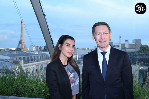 L’événement s’est tenu dans le 16e arrondissement, dans un cadre offrant une vue privilégiée sur la tour Eiffel.

Reem Kherici, Luc Delafosse (nouveau directeur général de l'hôtel Peninsula) - Réouverture du rooftop « L'heure dorée » de l'hôtel Peninsula à Paris le 10 juin 2026. © Rachid Bellak/Bestimage