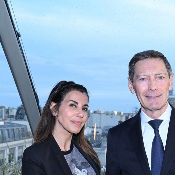 L’événement s’est tenu dans le 16e arrondissement, dans un cadre offrant une vue privilégiée sur la tour Eiffel.

Reem Kherici, Luc Delafosse (nouveau directeur général de l'hôtel Peninsula) - Réouverture du rooftop « L'heure dorée » de l'hôtel Peninsula à Paris le 10 juin 2026. © Rachid Bellak/Bestimage