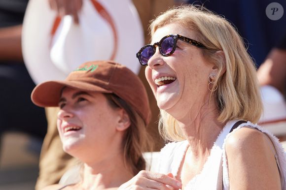 Michèle Laroque et sa fille Oriane Deschamps en tribunes lors des Internationaux de France de tennis de Roland Garros 2023, à Paris, France, le 5 juin 2023. © Cyril Moreau/Bestimage