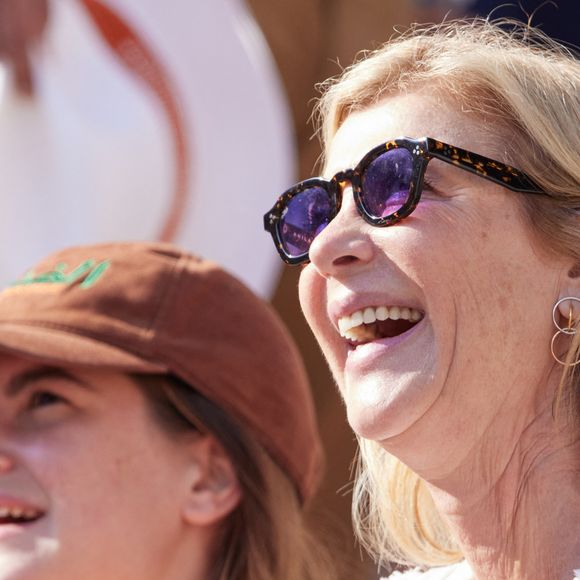 Michèle Laroque et sa fille Oriane Deschamps en tribunes lors des Internationaux de France de tennis de Roland Garros 2023, à Paris, France, le 5 juin 2023. © Cyril Moreau/Bestimage
