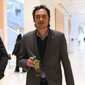 Le fils d'Alain Delon reste présumé innocent jusqu'au jugement.

Alain-Fabien Delon arrive au tribunal correctionnel de Paris pour avoir enregistré et diffusé avec son frère Anthony Delon une conversation de leur sœur, Anouchka, avec leur père, le 5 janvier 2024, à l'époque où les désaccords de la fratrie concernant la santé d'Alain Delon, à Paris, France, le 17 mars 2026. Anthony Delon et Anouchka sont absents. © Clément Prioli/Bestimage