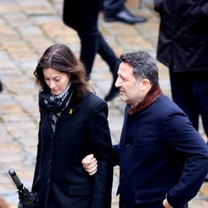 Mareva Galanter (Miss France 1999) et Arthur (Jacques Essebag) - Cérémonie d'hommage national aux victimes françaises des attaques terroristes du 7 octobre en Israël dans la cour d'honneur de l'Hôtel national des Invalides, à Paris, France, le 7 février 2024. Quatre mois jour pour jour après les attentats terroristes qui ont frappé Israël et le peuple israélien et qui ont causé la mort de 42 de nos concitoyens. A ce jour, trois de nos compatriotes demeurent toujours disparus et présumés otages, et la France n'a de cesse d'œuvrer avec ses partenaires pour leur libération. © Dominique Jacovides/Bestimage