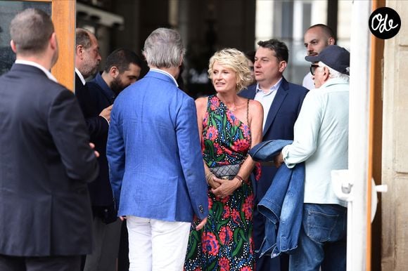 William Leymergie et sa compagne Sophie Davant, Gérard Darmon - Mariage de Claude Lelouch à la mairie du 18ème à Paris. Le 17 juin 2023
