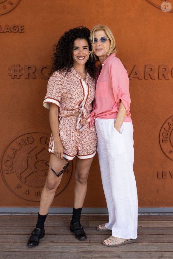Sabrina Ouazani et Michèle Laroque au village lors des Internationaux de France de Tennis de Roland Garros 2025. Paris, le 30 mai 2025. 
© Moreau / Jacovides / Bestimage