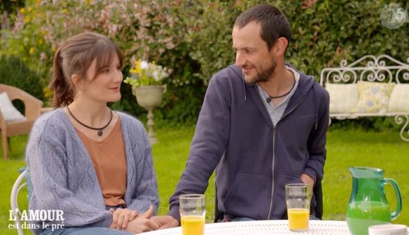 Florian avait rencontré Lola. Ils sont depuis en couple.

Florian en couple avec Lola lors du bilan de "L'amour est dans le pré" le 14 décembre sur M6