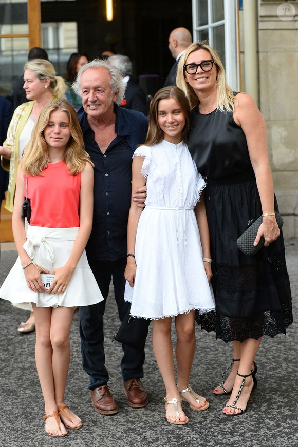 Didier Barbelivien, sa femme Laure et leurs filles Louise et Lola - Mariage de Claude Lelouch à la mairie du 18ème à Paris. Le 17 juin 2023. © Agence / Bestimage