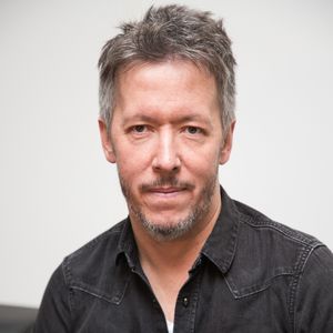 Il s'agit de Jean-Luc Lemoine. Ce dernier avait appris brutalement cet été que son émission dédiée à l'humour s’arrêtait pour lui, une décision qui lui a été imposée
Jean-Luc Lemoine pose dans les locaux de Webedia lors d'un interview pour Purepeople à Levallois-Perret le 21 mars 2018.
BestImage