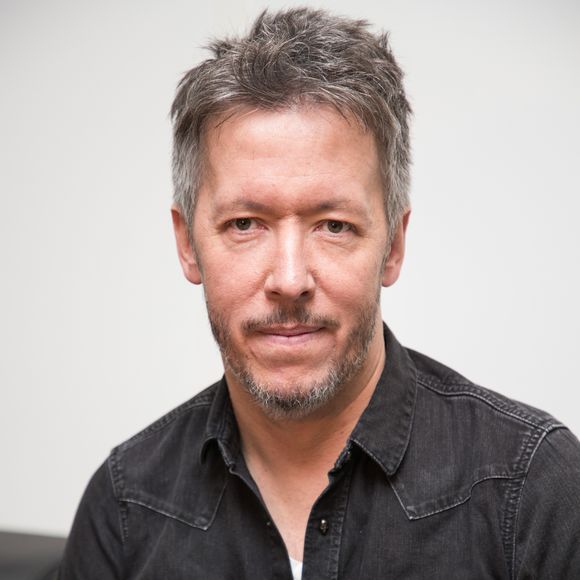 Il s'agit de Jean-Luc Lemoine. Ce dernier avait appris brutalement cet été que son émission dédiée à l'humour s’arrêtait pour lui, une décision qui lui a été imposée

Jean-Luc Lemoine pose dans les locaux de Webedia lors d'un interview pour Purepeople à Levallois-Perret le 21 mars 2018.

BestImage
