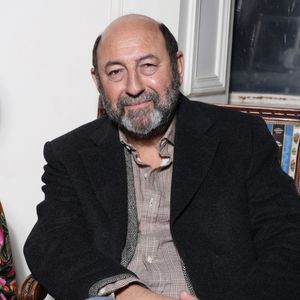 Kad Merad a précisé qu'il élevait des bovins charolais, tout en prenant le temps d'apprendre auprès d'éleveurs expérimentés.

Kad Merad lors de la remise des prix de l'académie Alphonse Allais à paris le 18 novembre 2025 dans les salons d'honneur de la SACD.

© Denis Guignebourg / Bestimage