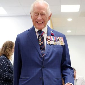 Le roi Charles III lors d'une visite au Bridge Centre dans la zone de régénération de Portland Walk à Barrow-in-Furness, Cumbria, pour rencontrer des représentants d'associations caritatives et de groupes communautaires soutenus par le fonds d'impact social Team Barrow, d'une valeur de 5 millions d'euros. Photo : Chris Jackson/PA Wire