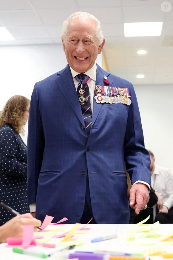Le roi Charles III lors d'une visite au Bridge Centre dans la zone de régénération de Portland Walk à Barrow-in-Furness, Cumbria, pour rencontrer des représentants d'associations caritatives et de groupes communautaires soutenus par le fonds d'impact social Team Barrow, d'une valeur de 5 millions d'euros. Photo : Chris Jackson/PA Wire