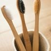 “Plus de 10 millions de bactéries” : comment prendre soin de sa brosse à dents ?