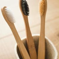 “Plus de 10 millions de bactéries” : comment prendre soin de sa brosse à dents ?
