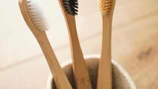 “Plus de 10 millions de bactéries” : comment prendre soin de sa brosse à dents ?