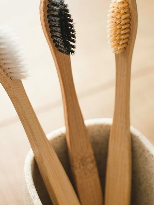 “Plus de 10 millions de bactéries” : comment prendre soin de sa brosse à dents ?
