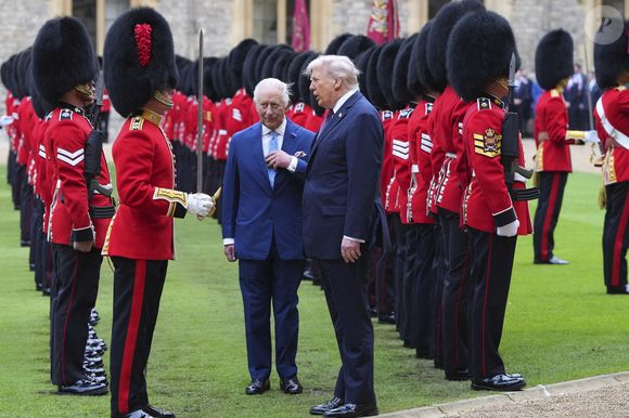 Le président Trump et le roi Charles III d'Angleterre passent en revue la garde d'honneur à leur arrivée au château de Windsor, lors de la deuxième visite d'État du président américain au Royaume-Uni, à Windsor, dans le Berkshire, le 17 septembre 2025.