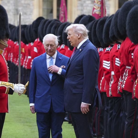 Le président Trump et le roi Charles III d'Angleterre passent en revue la garde d'honneur à leur arrivée au château de Windsor, lors de la deuxième visite d'État du président américain au Royaume-Uni, à Windsor, dans le Berkshire, le 17 septembre 2025.