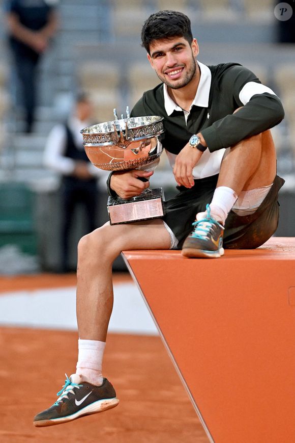 C’est dans ce restaurant italien très huppé du 1er arrondissement de Paris que le champion a célébré son titre

Carlos Alcaraz tient le trophée de la Coupe des Mousquetaires après sa victoire sur Jannik Sinner d'Italie dans le match de la finale du simple masculin lors de la quinzième journée des Internationaux de France 2025 à Roland Garros le 08 juin 2025 à Paris, France. Photo par Franck Castel/ABACAPRESS.COM
