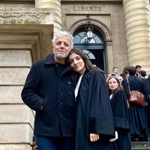 Fier de sa fille Manon, qui vient tout juste d'avoir le barreau de Paris.

Stéphane Guillon pose fièrement avec sa fille, jeune avocate, sur Instagram.