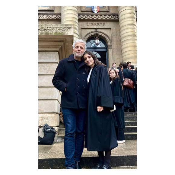 Fier de sa fille Manon, qui vient tout juste d'avoir le barreau de Paris.

Stéphane Guillon pose fièrement avec sa fille, jeune avocate, sur Instagram.