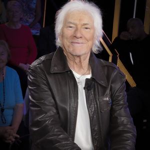 Exclusif - Hugues Aufray sur le plateau de l’enregistrement de l’émission « Face à Hanouna » présentée par C.Hanouna  et diffusée sur C8 le 27 avril 2024, à Paris, France, le 25 avril 2024. © Jack Tribeca / Bestimage