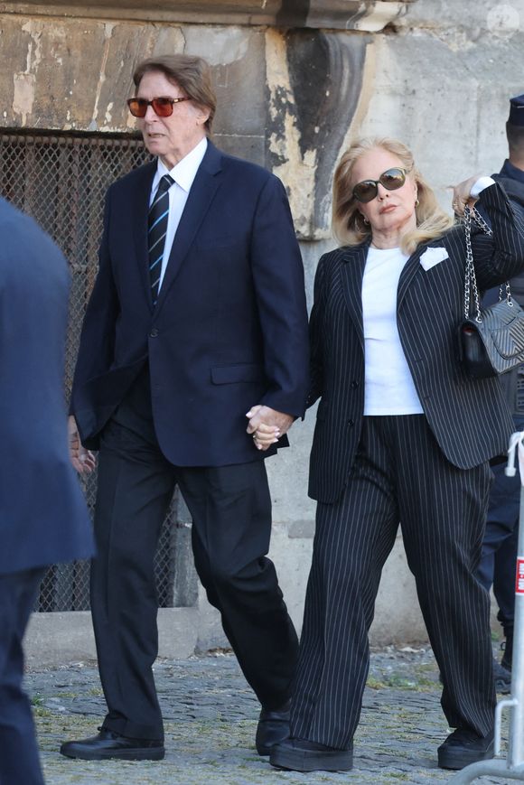 Sylvie Vartan et son mari Tony Scotti - Obsèques de Nathalie Baye en l'église Saint-Sulpice à Paris le 24 avril 2026. © Dominique Jacovides - Coadic Guirec / Bestimage