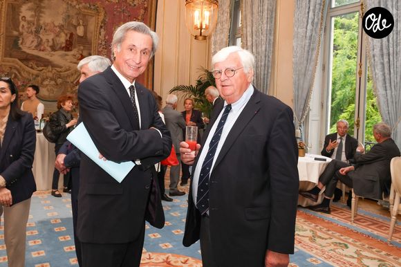 Exclusif - Patrick de Carolis et Dominique Ribeyre - Quelques semaines après avoir ouvert la Journée de l'Assemblée nationale dédiée à l'Engagement, le samedi 11 avril 2026, M.Ladreit de Lacharrière a reçu Y.Braun-Pivet pour un prestigieux dîner du Cercle de la Revue des Deux Mondes, le 8 juin 2026. 
© Jack Tribeca / Bestimage