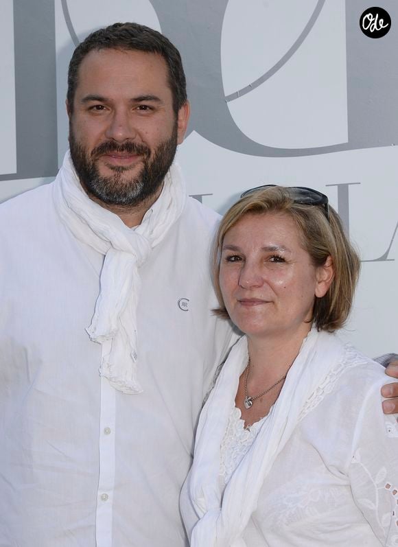 Bruce Toussaint et sa femme Catherine - Photocall de la 4ème édition du "Brunch Blanc" sur le bateau "L'Excellence" à Paris, le 29 juin 2014. @COADIC GUIREC / BESTIMAGE