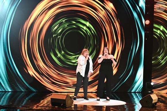 Exclusif - Michele Bernier et sa fille Charlotte Gaccio lors de l'enregistrement de l'émission "Famille je vous aime" présentée par M. Drucker et qui sera diffusée le 13 juin 2025 sur France 3, aux Studios rive gauche à Paris, France, le 14 avril 2025. © Clovis-Gaffiot/Bestimage
Tout au long de sa carrière, Michel Drucker a interviewé les parents de ses invités pour comprendre leur parcours. Il a tissé des liens avec chacune de leur famille. Voilà comment est née l'idée de " Famille je vous aime ".

Cette émission diffusée en prime time sur France 3, entre la Fête des Mères et la Fête des Pères, a pour thème principal la transmission.

La famille a toujours inspiré les artistes que ce soit en chanson ou en humour. Gad Elmaleh, le parrain de cette première émission sera accompagné de Régine et David, ses parents. Il y aura également Dany Brillant, Anne Roumanoff, Roman Doduick et leur maman, Michèle Bernier, Laurent Voulzy, Gérard Lanvin, Louis Chedid, Michel et Beatrice Leeb et leurs enfants, mais aussi David Hallyday et Olivier de Benoist dont les récents spectacles abordent ce sujet.

Entre émotion et fous rires, nous n'avons pas fini d'aimer ces drôles de Familles !